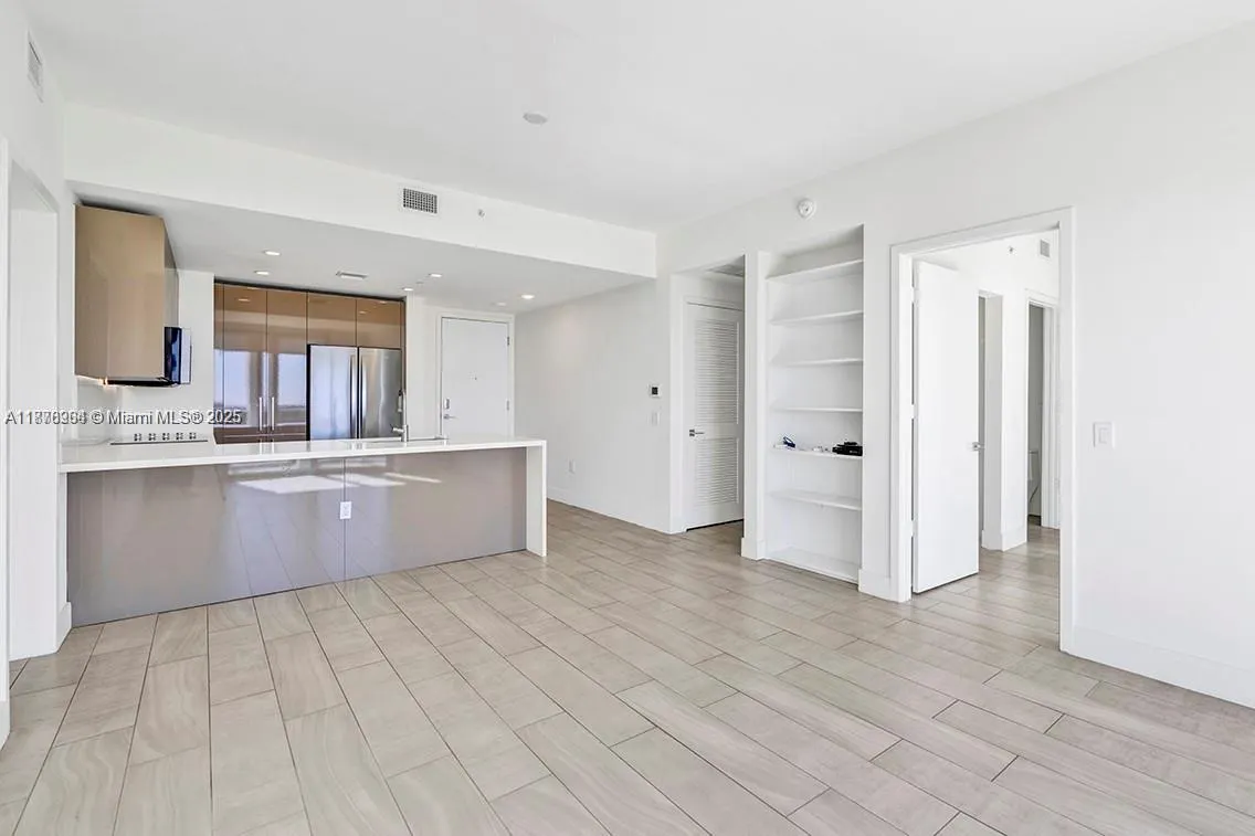 2000 Metropica Way, #907