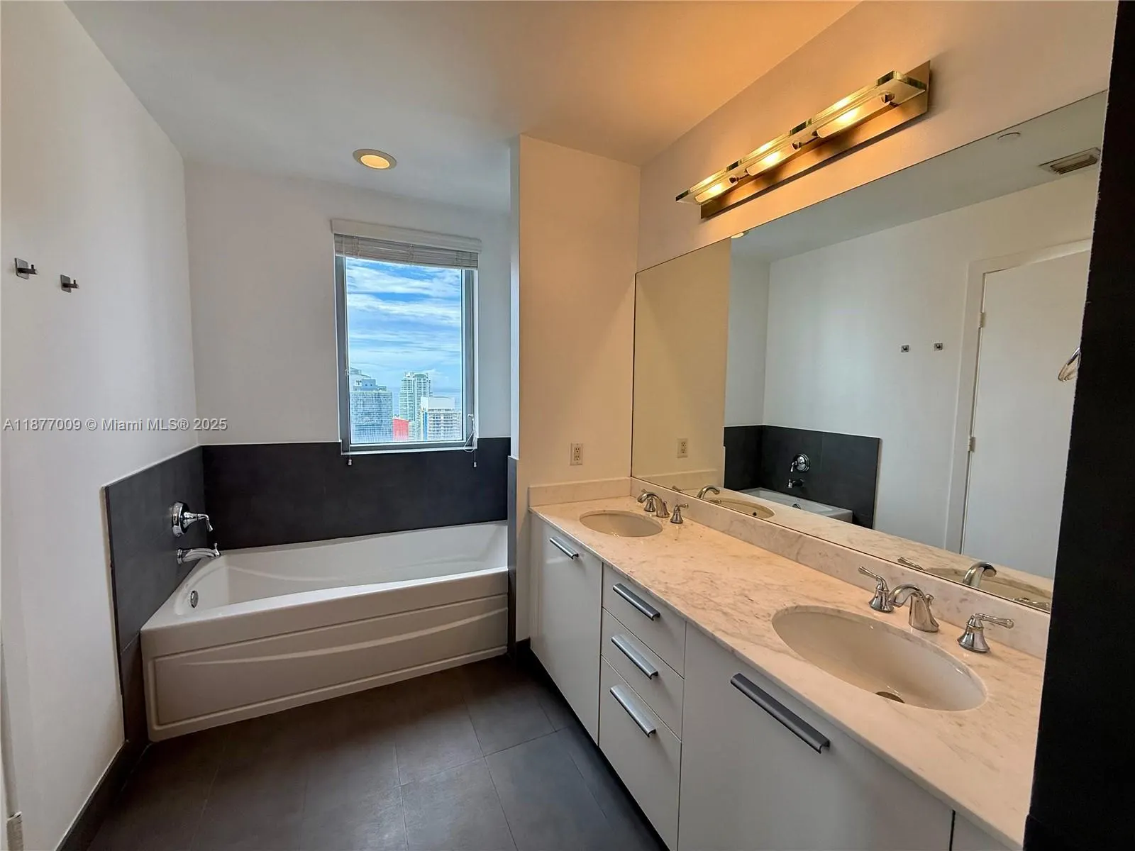 1060 Brickell Ave, #4305