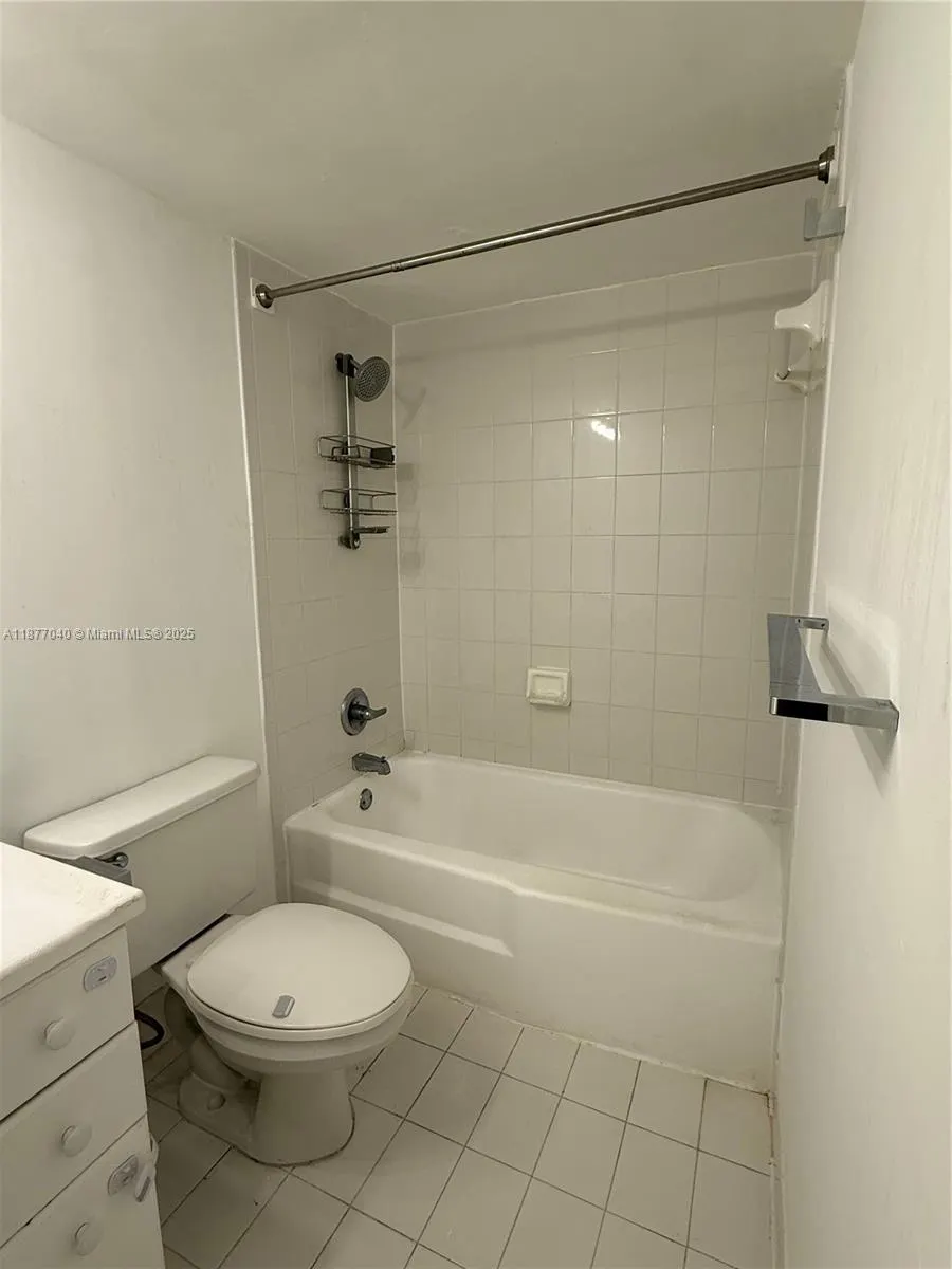 5161 Collins Ave, #511