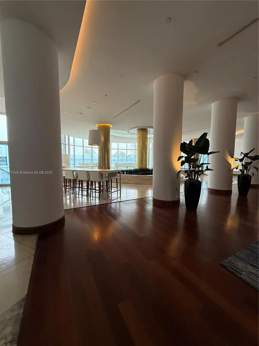 5161 Collins Ave, #511