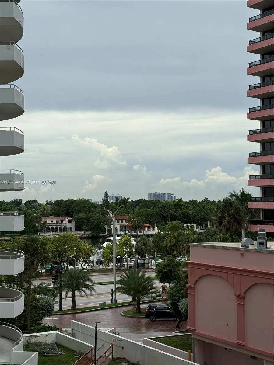 5161 Collins Ave, #511
