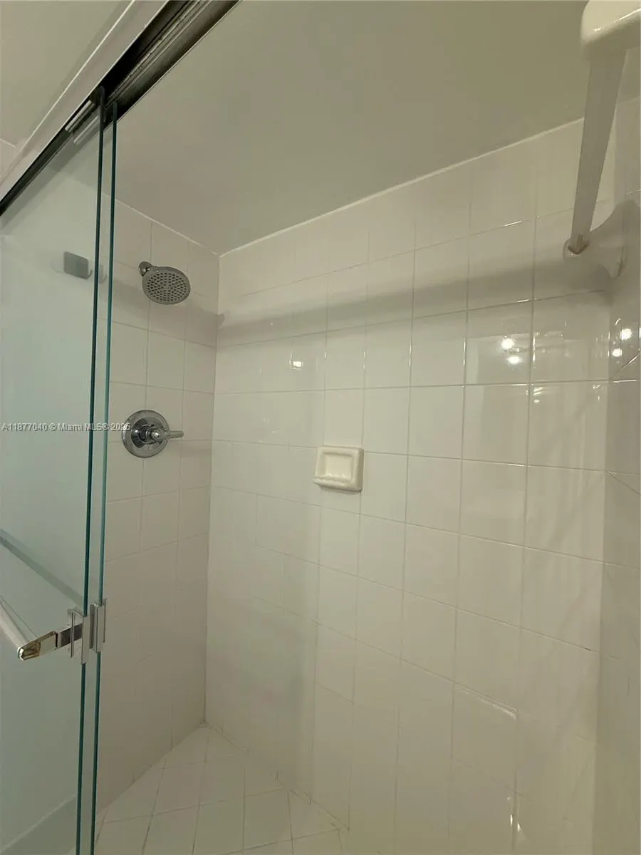 5161 Collins Ave, #511