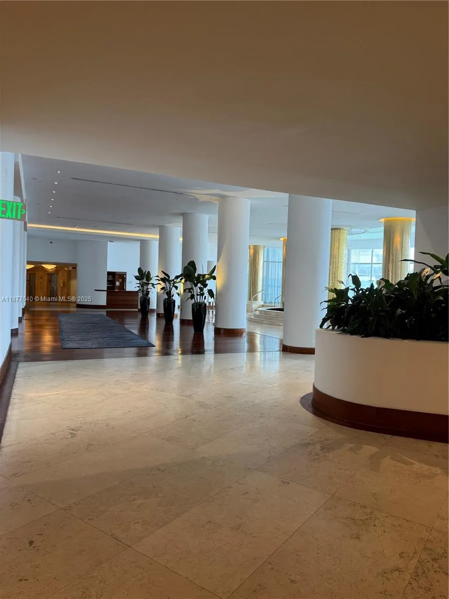 5161 Collins Ave, #511