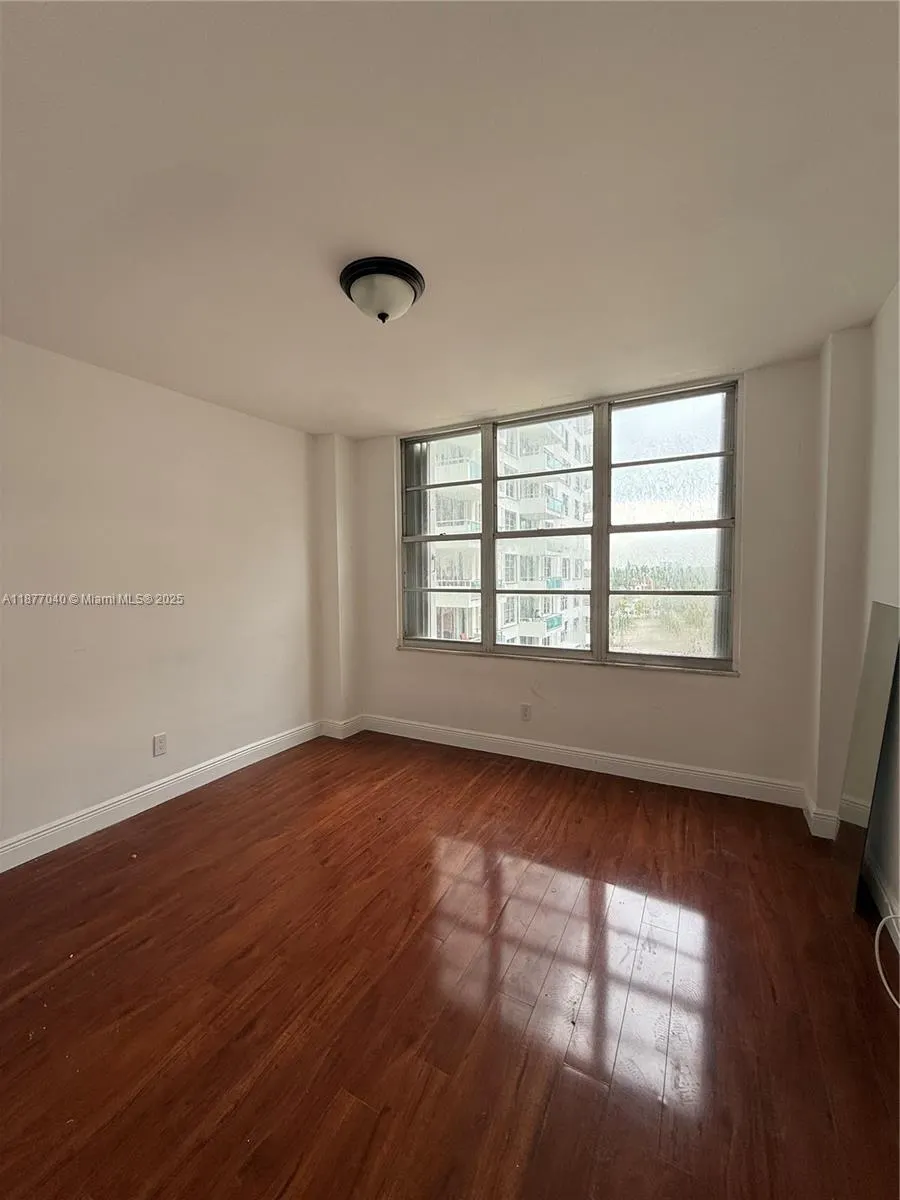5161 Collins Ave, #511
