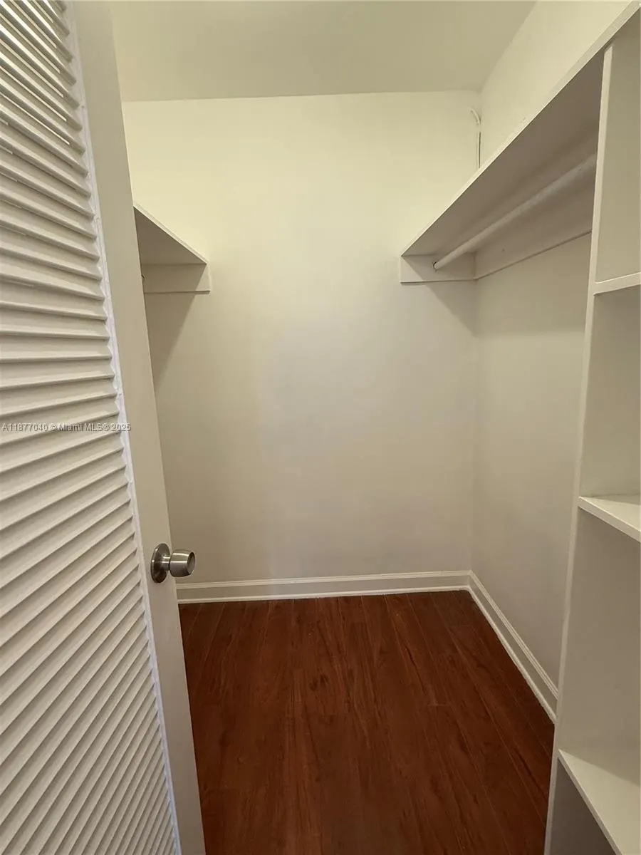 5161 Collins Ave, #511