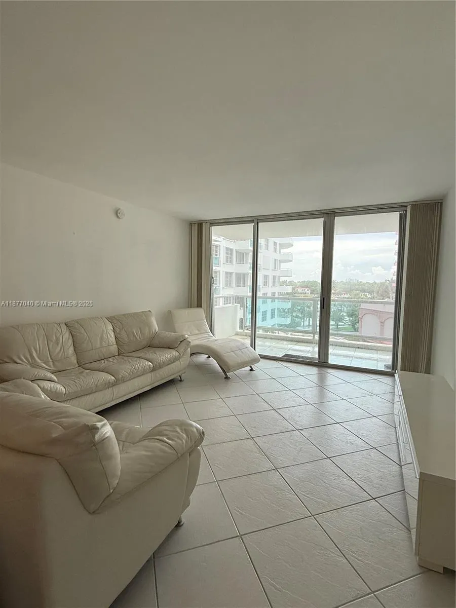 5161 Collins Ave, #511