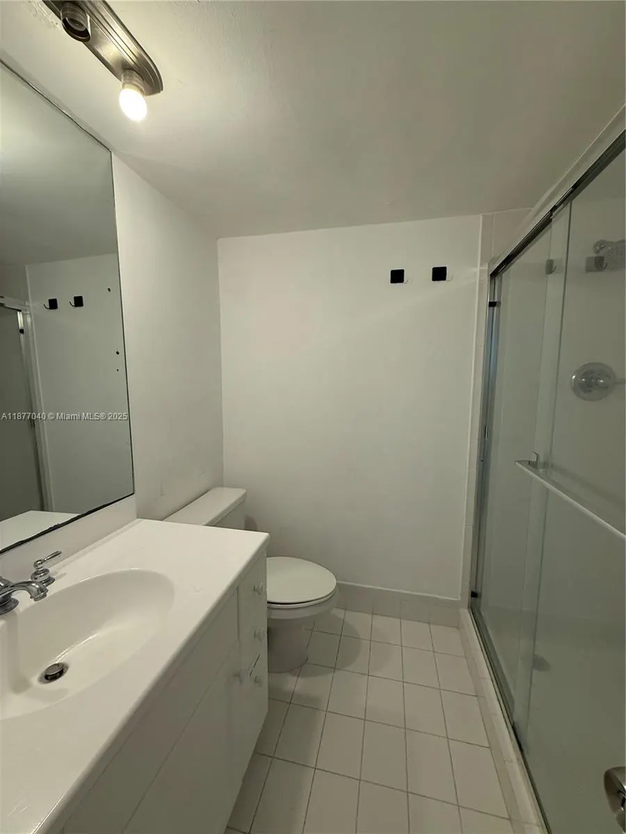 5161 Collins Ave, #511