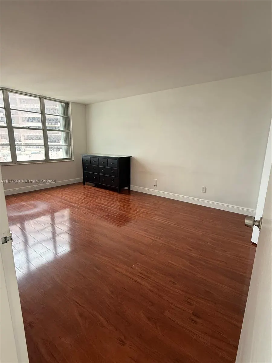 5161 Collins Ave, #511