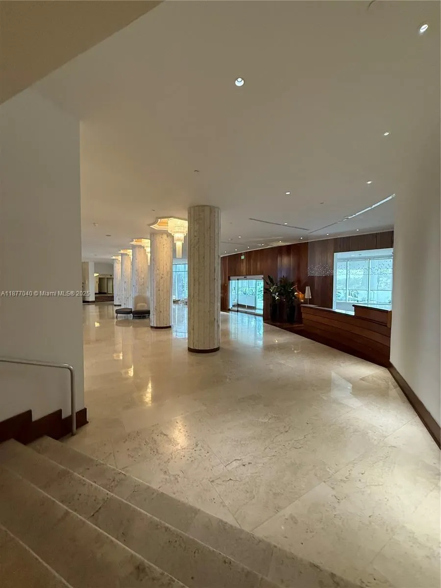 5161 Collins Ave, #511
