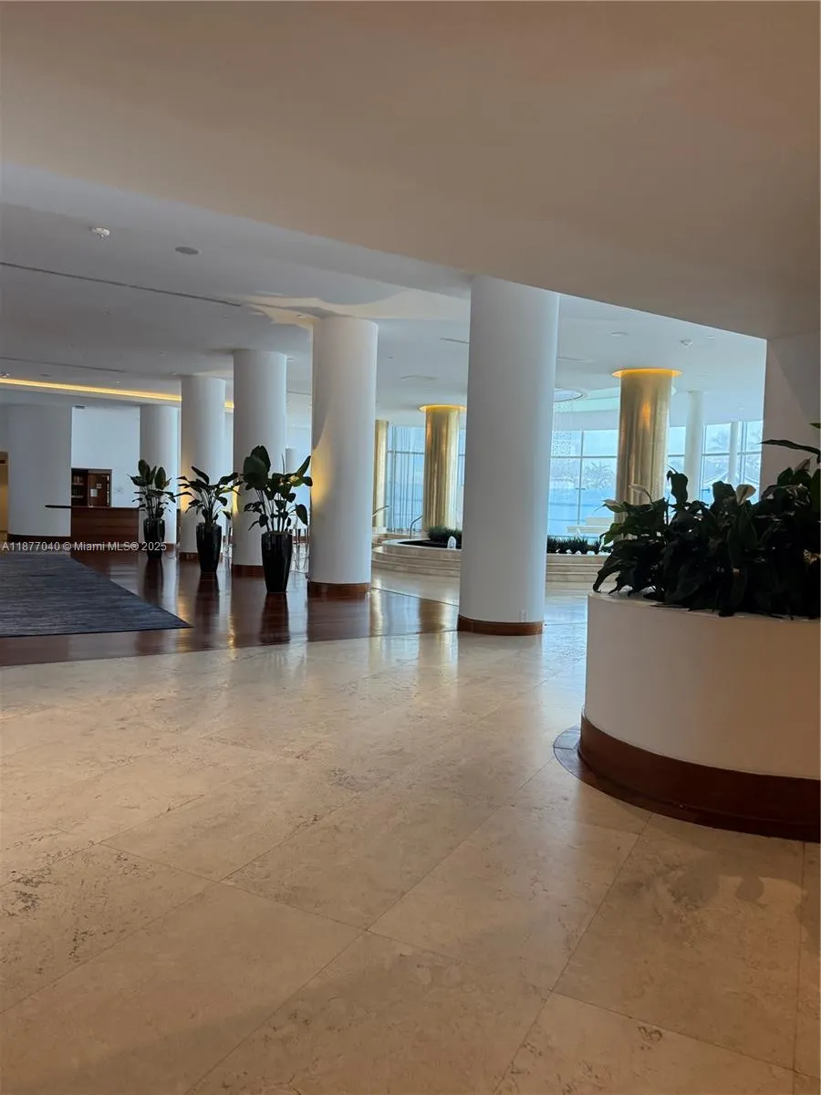 5161 Collins Ave, #511