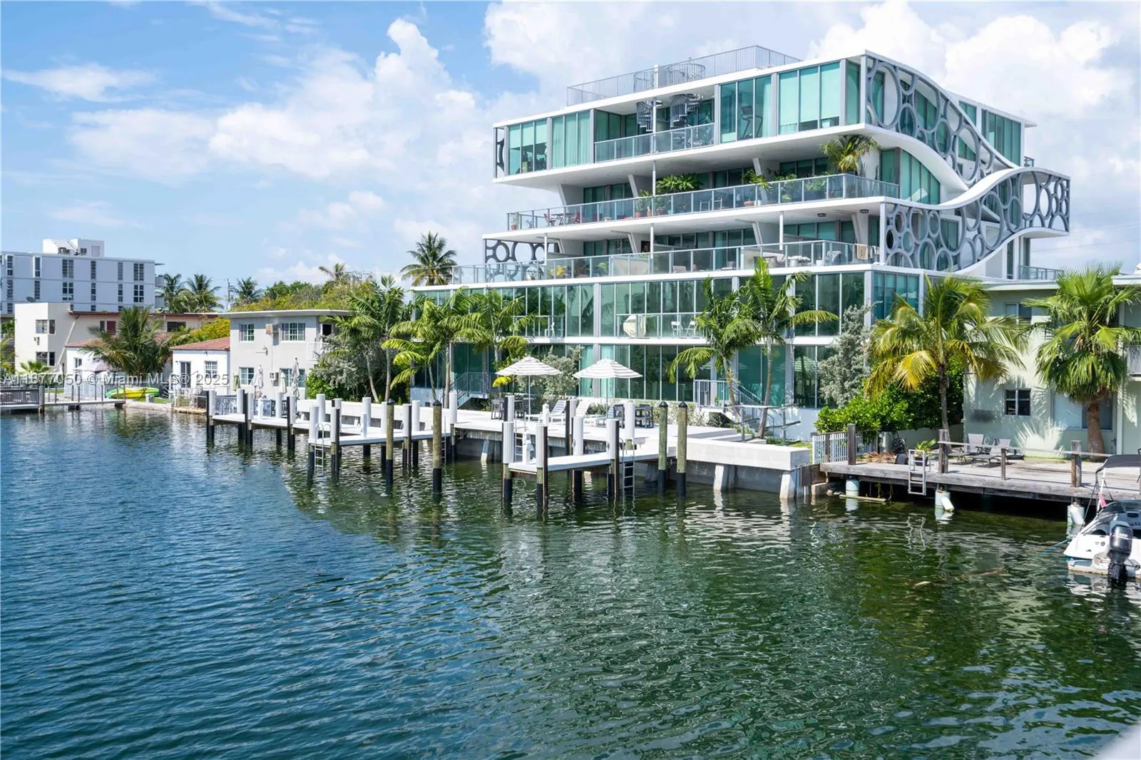 8425 Crespi Blvd, #401