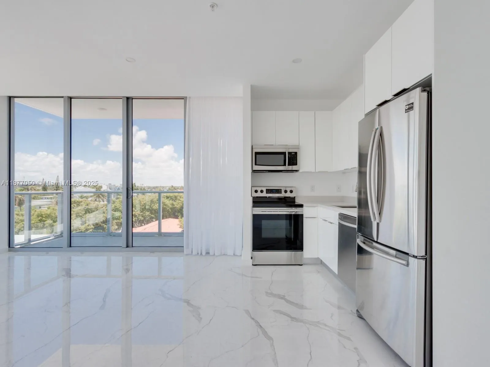 8425 Crespi Blvd, #401