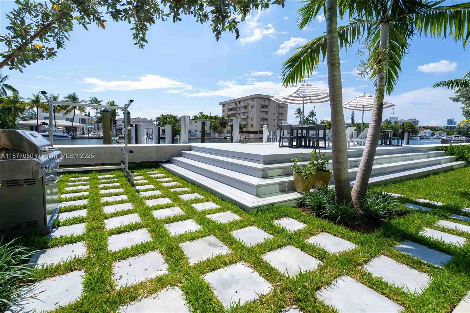 8425 Crespi Blvd, #401