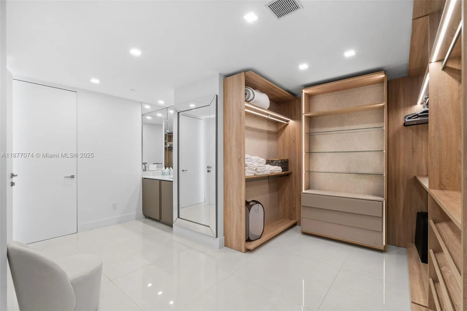 18975 Collins Ave, #3400