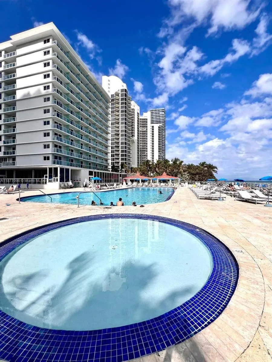 19201 Collins Ave, #1036