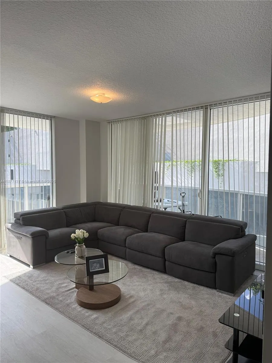 601 NE 23rd St, #803