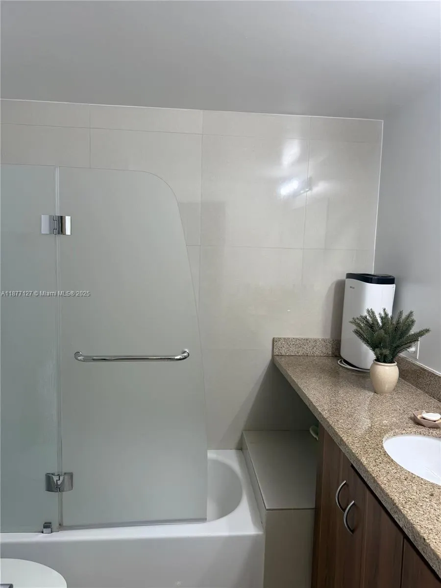 601 NE 23rd St, #803