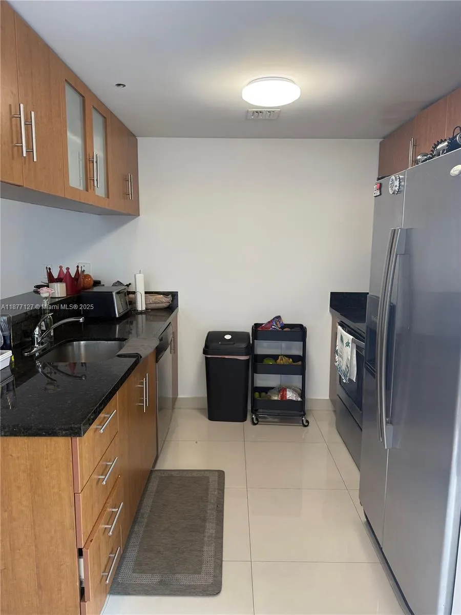 601 NE 23rd St, #803