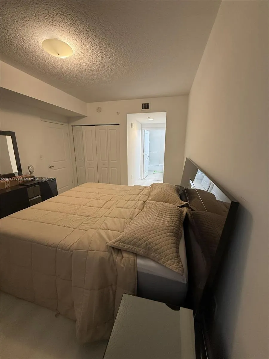 601 NE 23rd St, #803