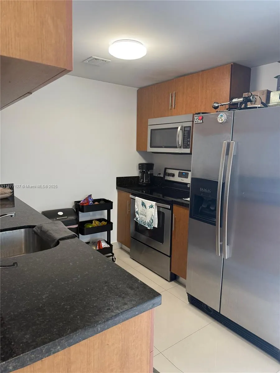 601 NE 23rd St, #803