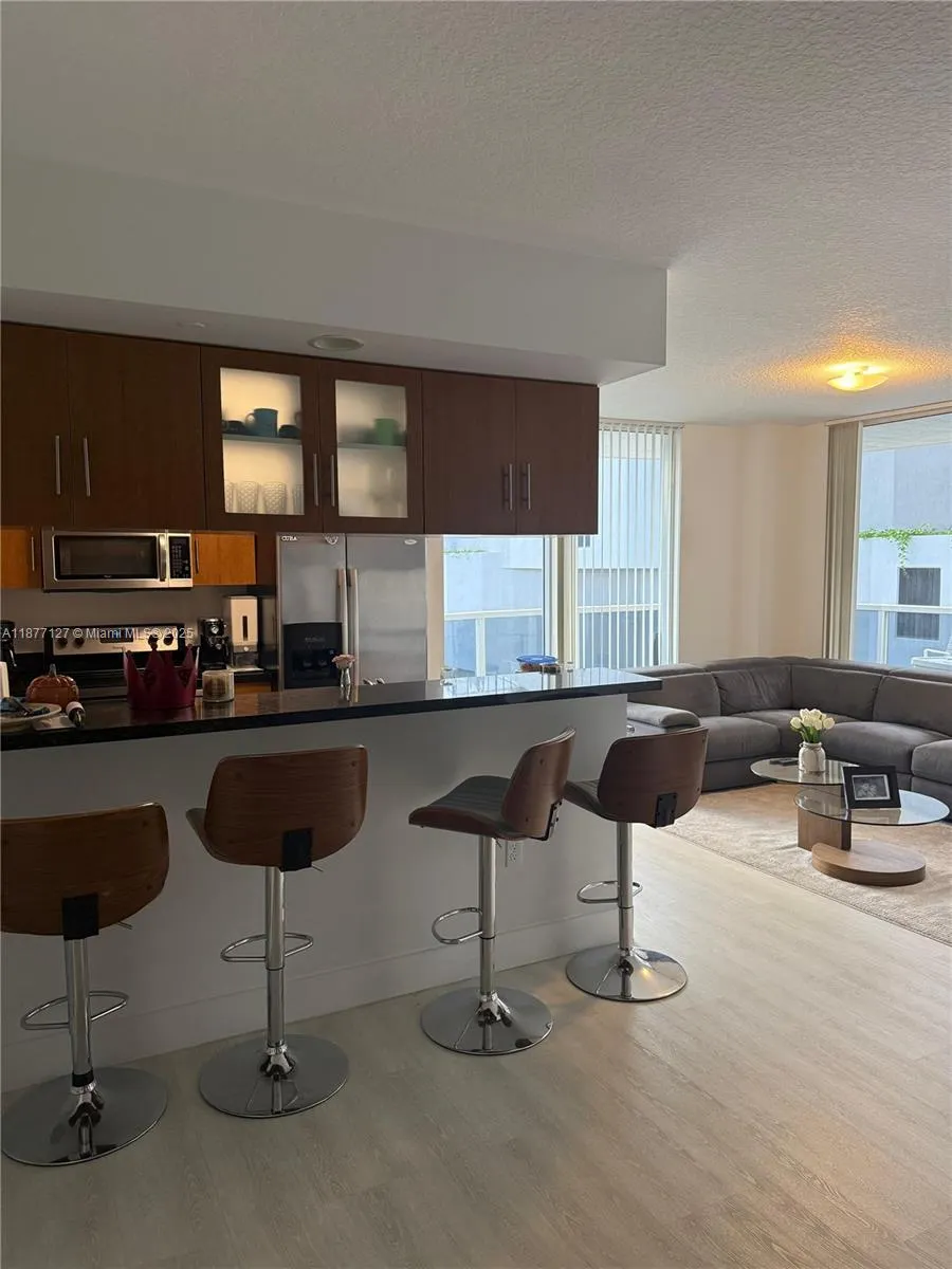 601 NE 23rd St, #803