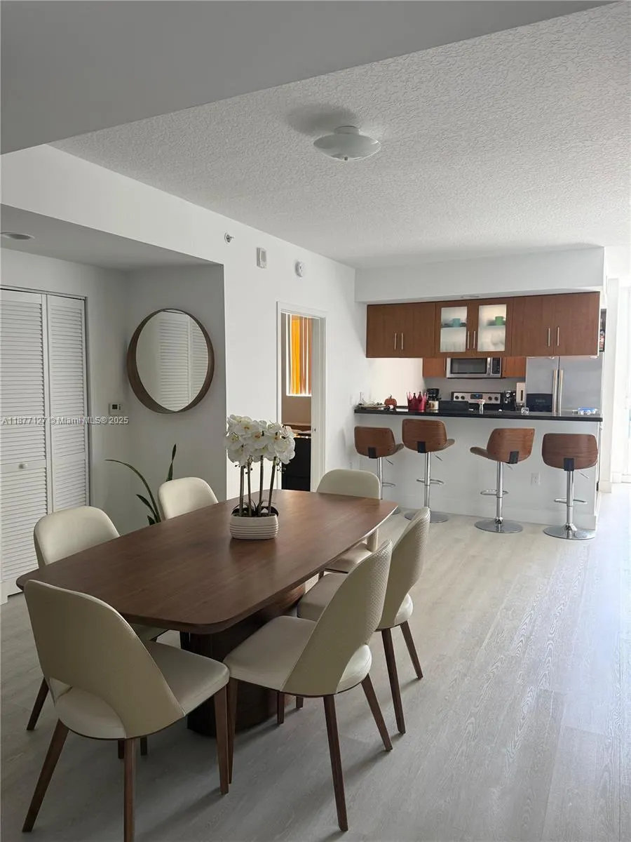 601 NE 23rd St, #803
