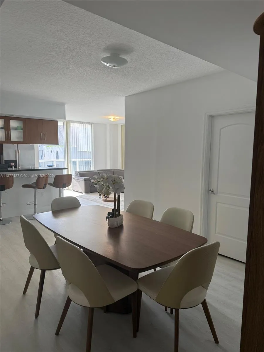 601 NE 23rd St, #803