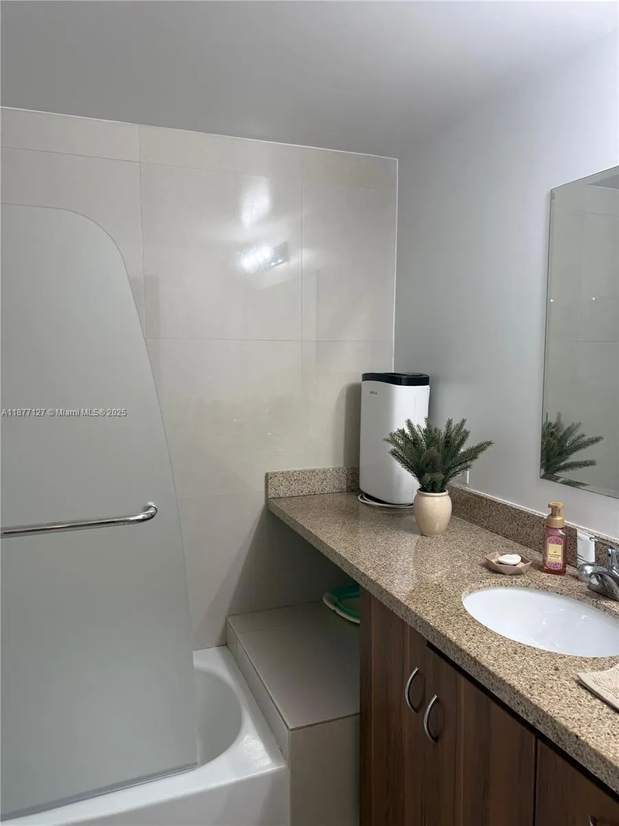 601 NE 23rd St, #803