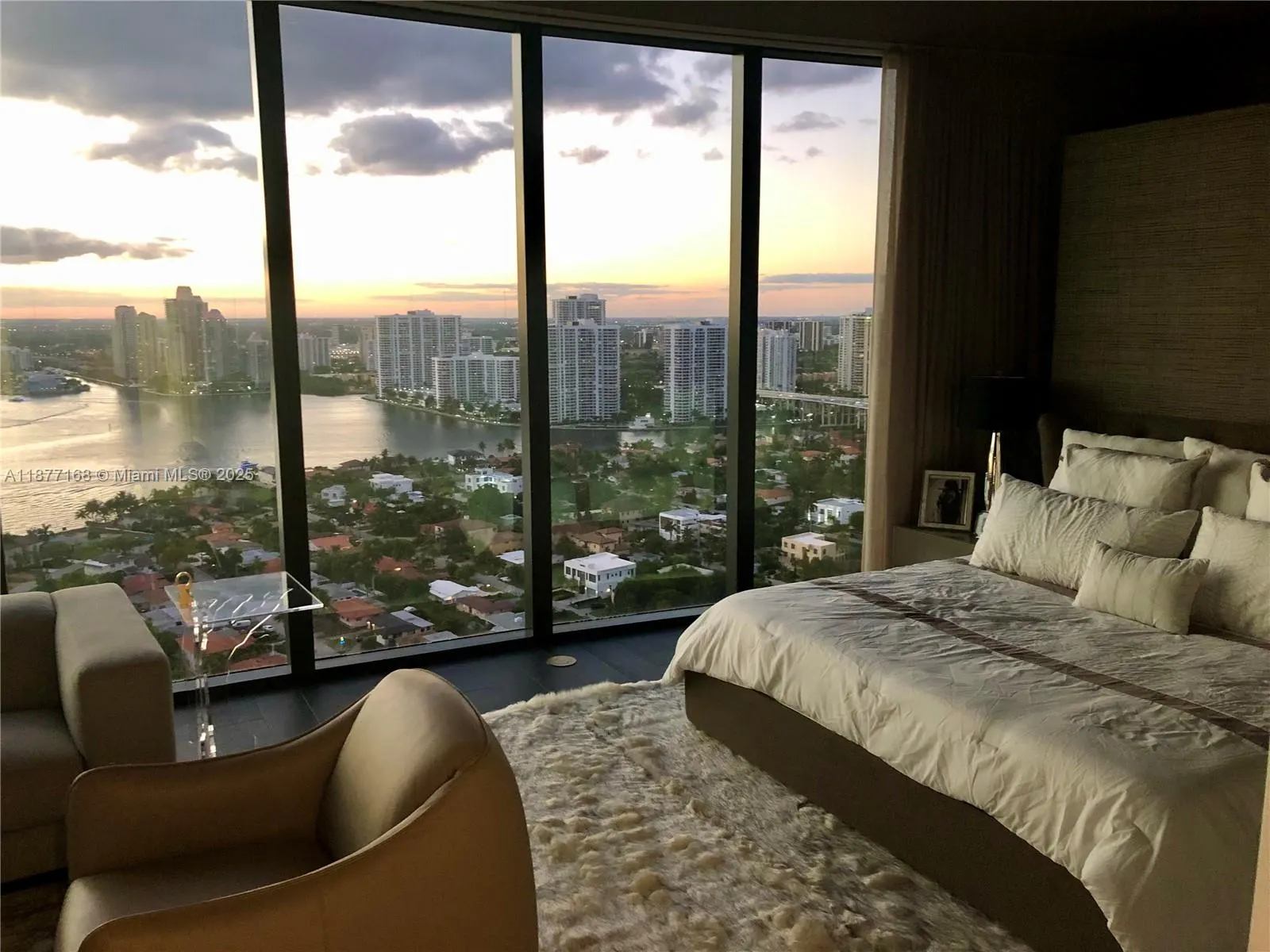 18555 Collins Ave, #2903