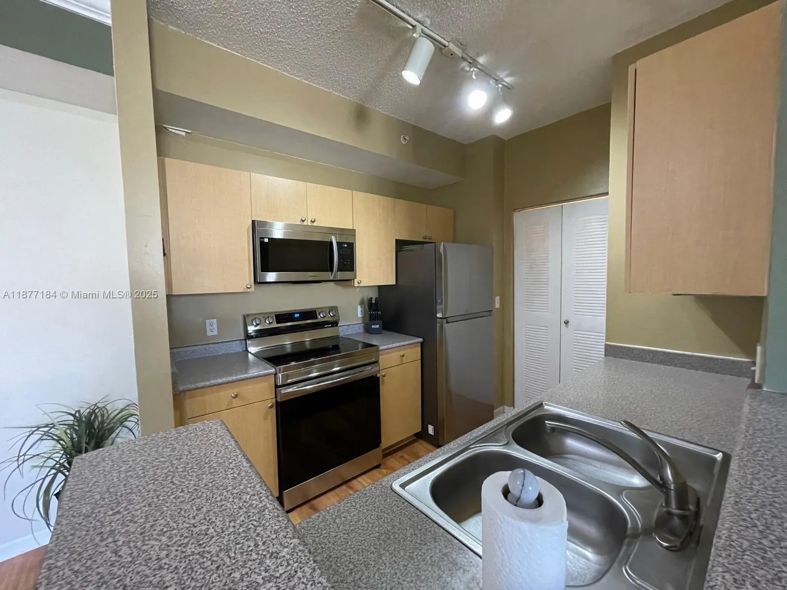 1919 VAN BUREN ST, #801