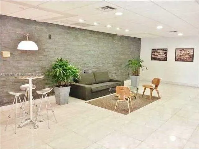 1035 West Ave, #208