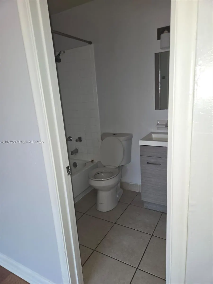 5221 NW 27th St, #9C