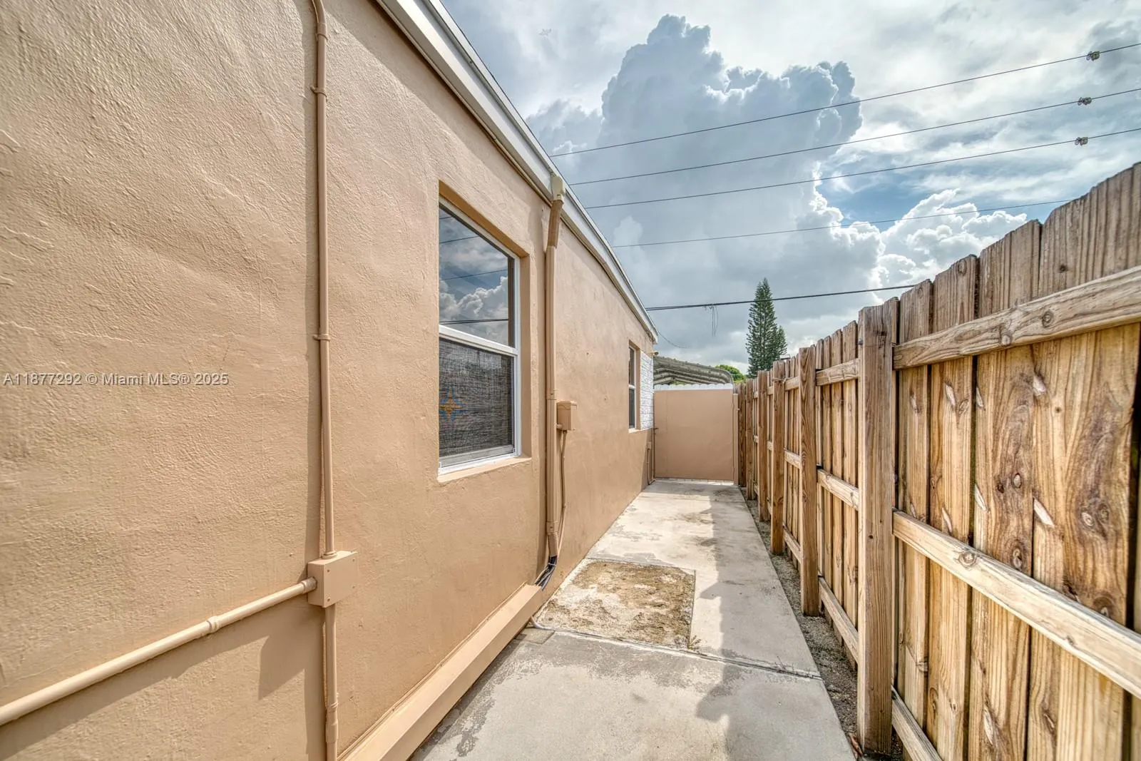 4150 E 9th Ct