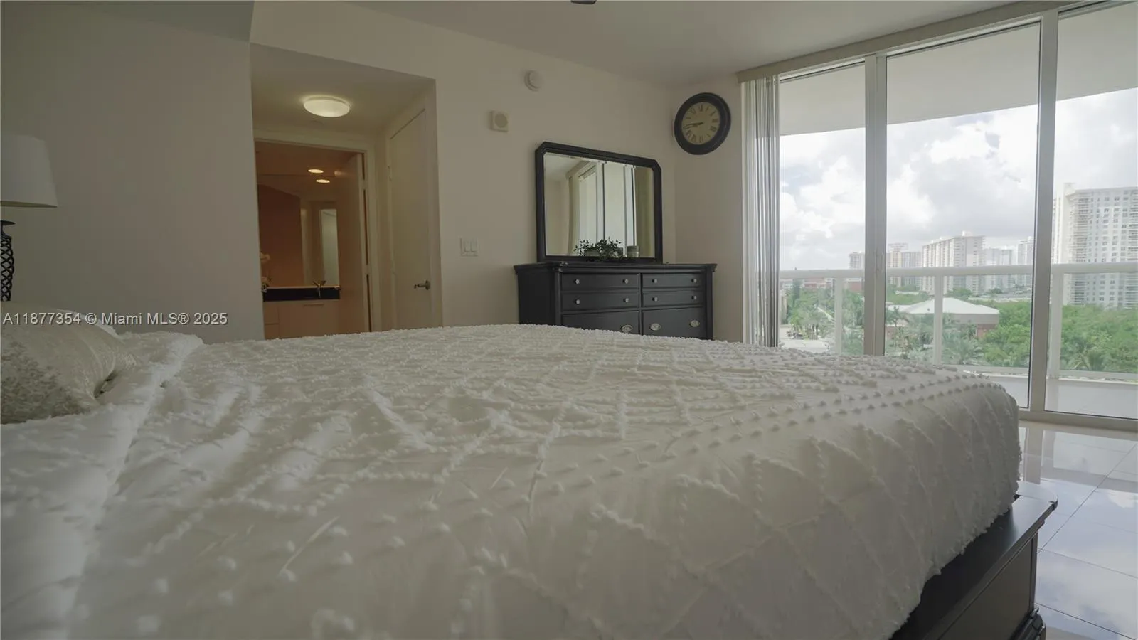 17201 Collins Ave, #706