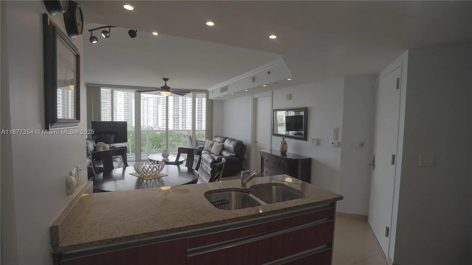 17201 Collins Ave, #706
