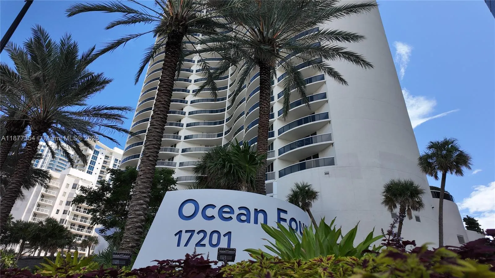 17201 Collins Ave, #706