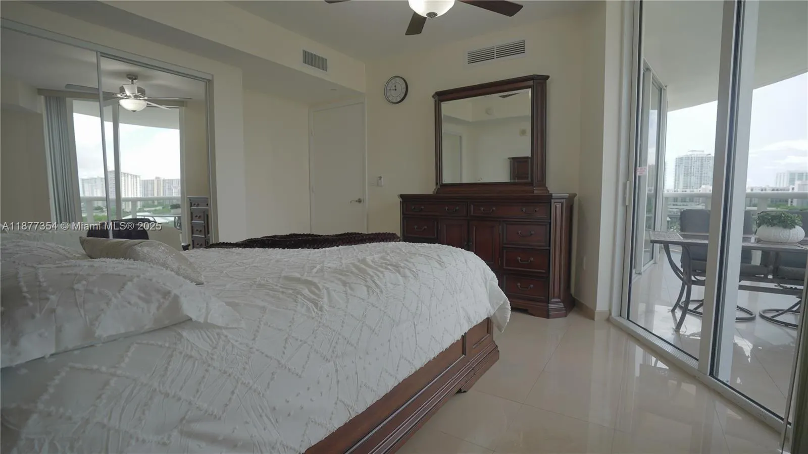 17201 Collins Ave, #706