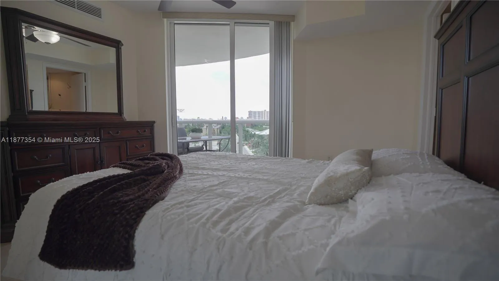 17201 Collins Ave, #706