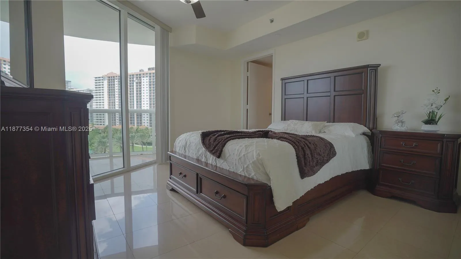 17201 Collins Ave, #706