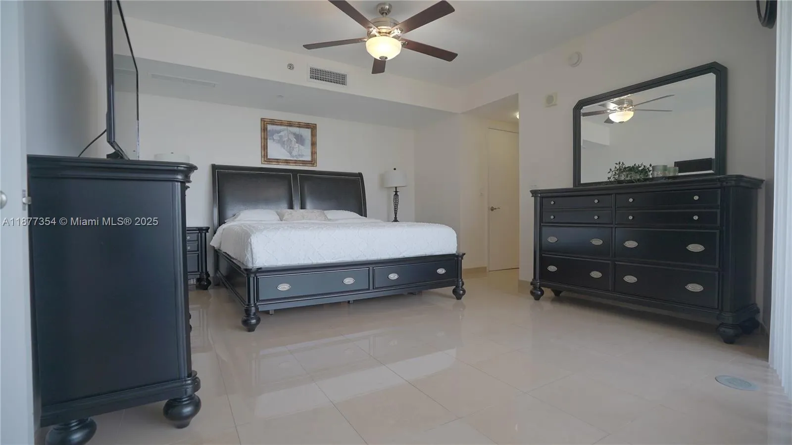 17201 Collins Ave, #706