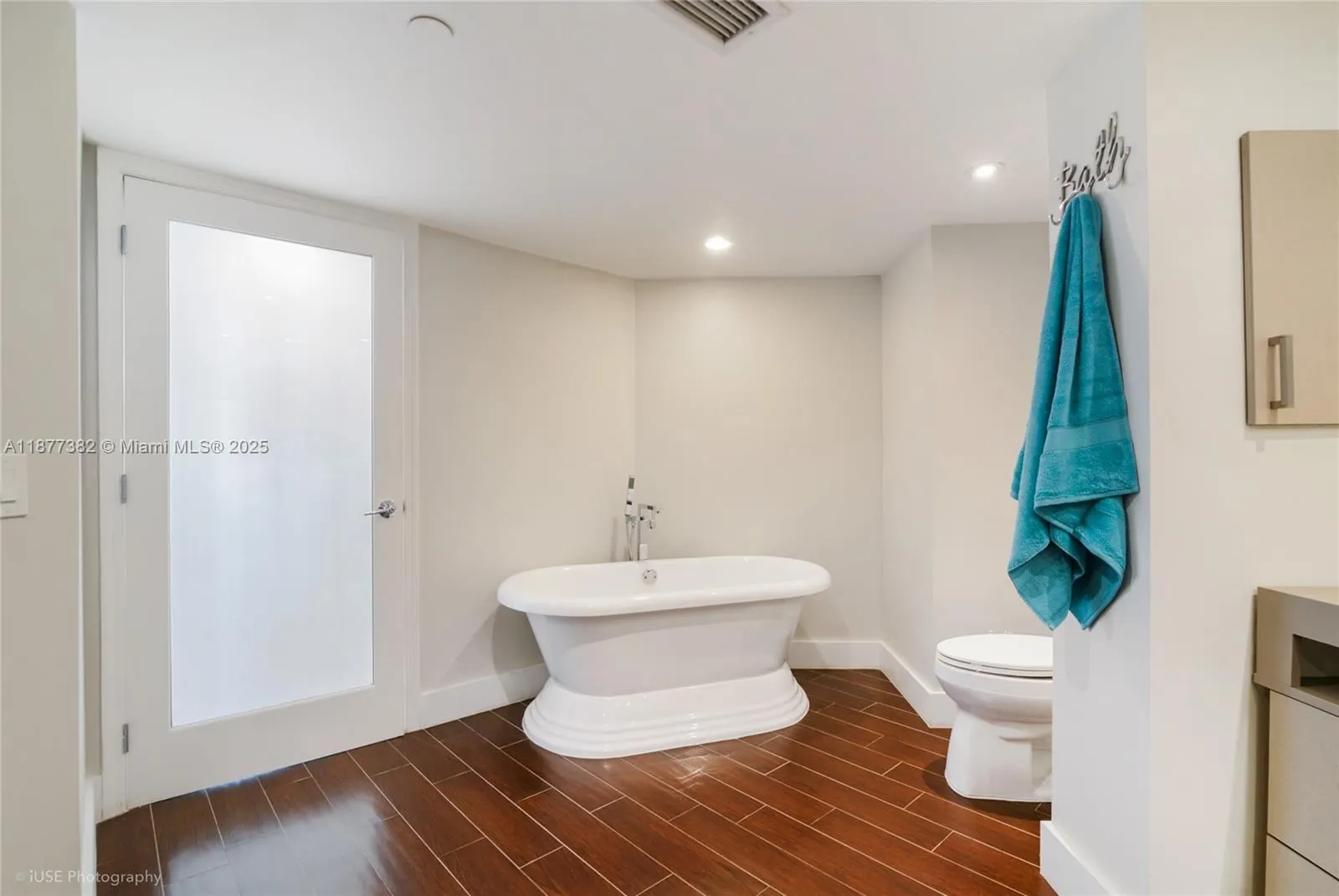 16445 Collins Ave, #526