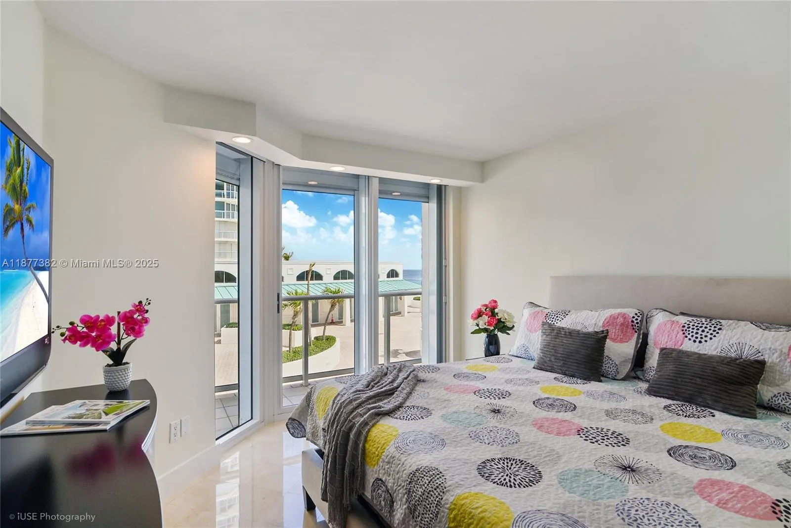 16445 Collins Ave, #526