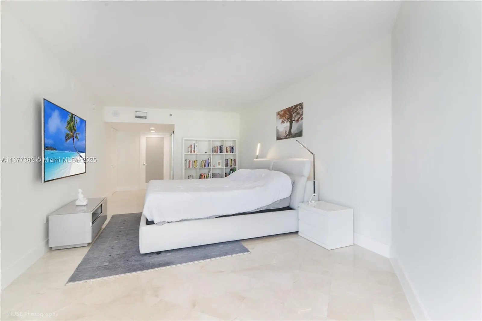 16445 Collins Ave, #526