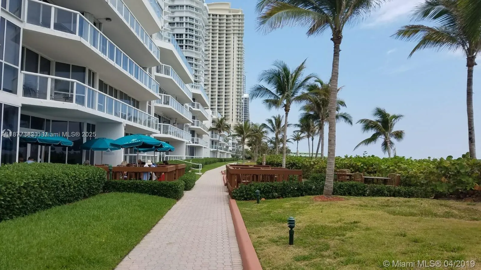 16445 Collins Ave, #526
