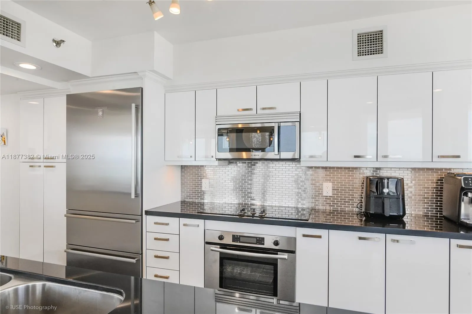 16445 Collins Ave, #526