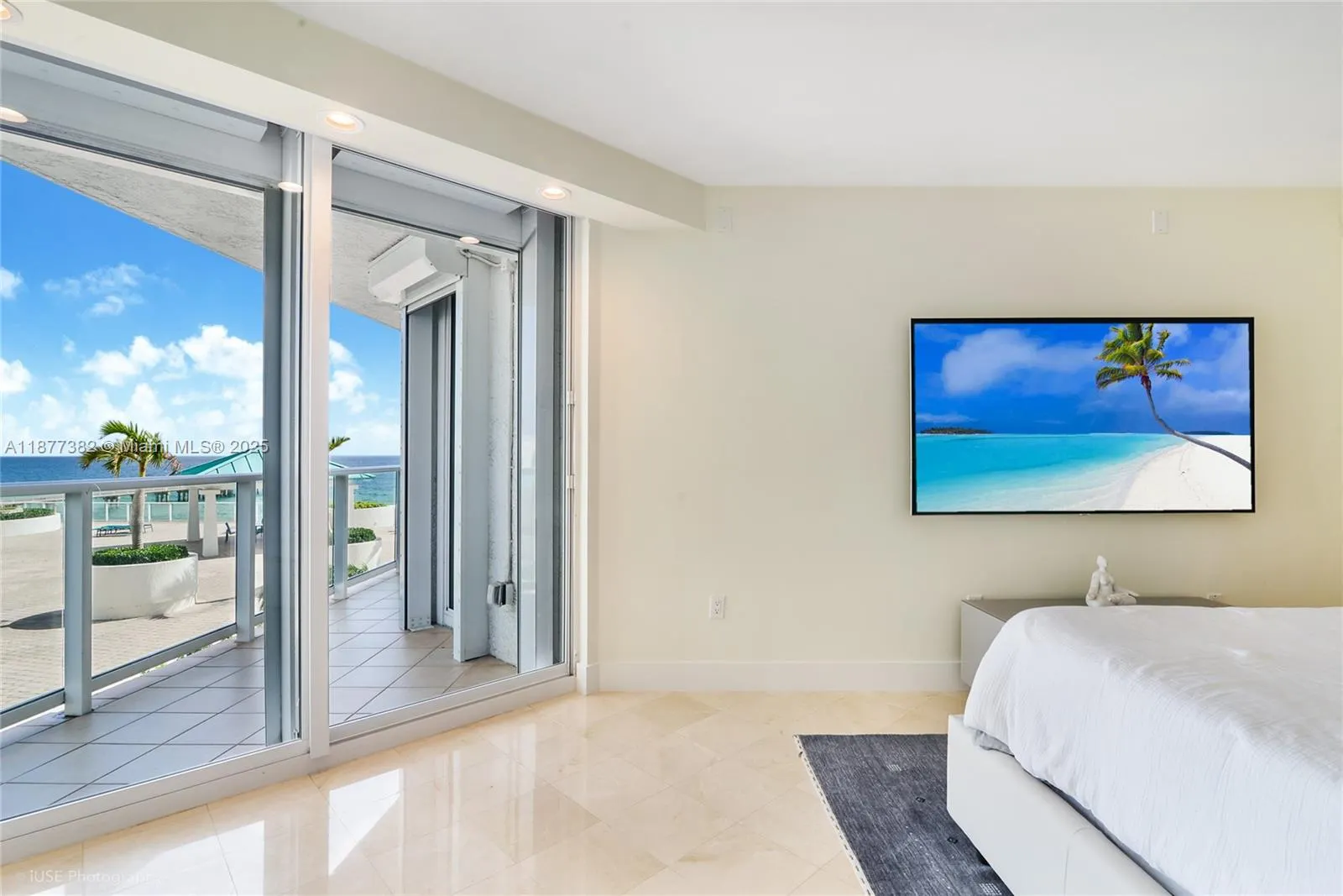 16445 Collins Ave, #526