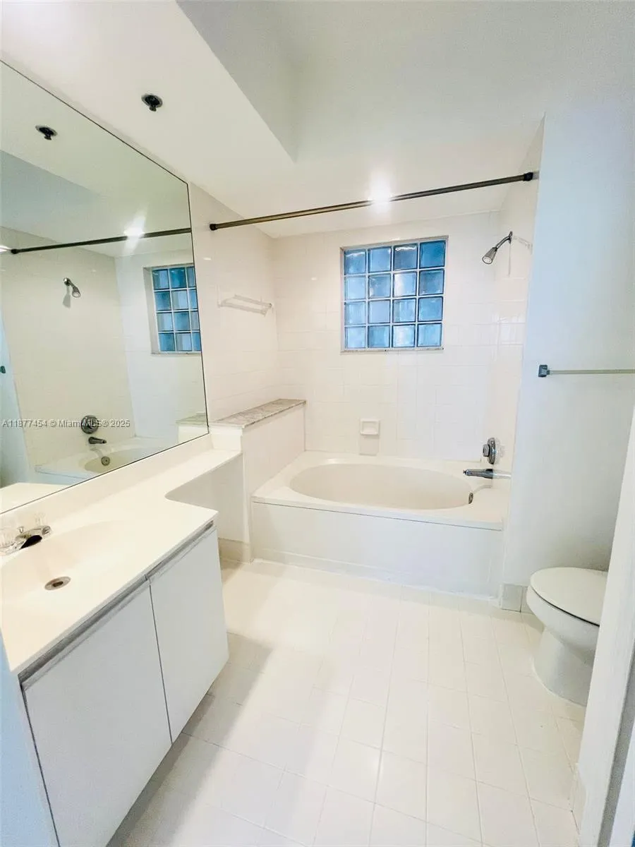 3235 NE 184th St, #11203