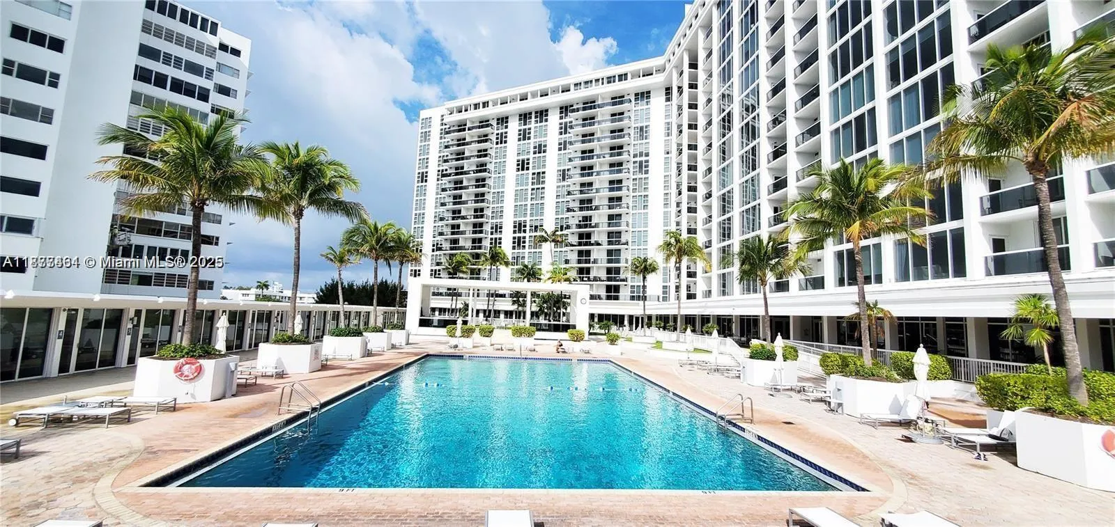 10275 Collins Ave, #323