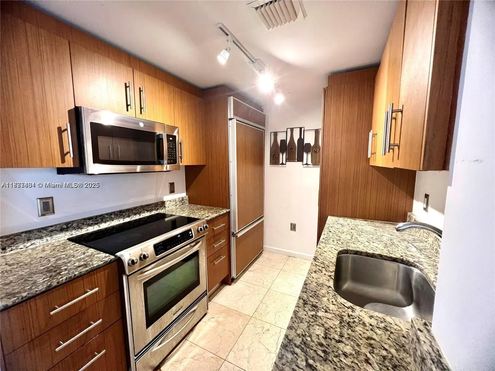10275 Collins Ave, #323
