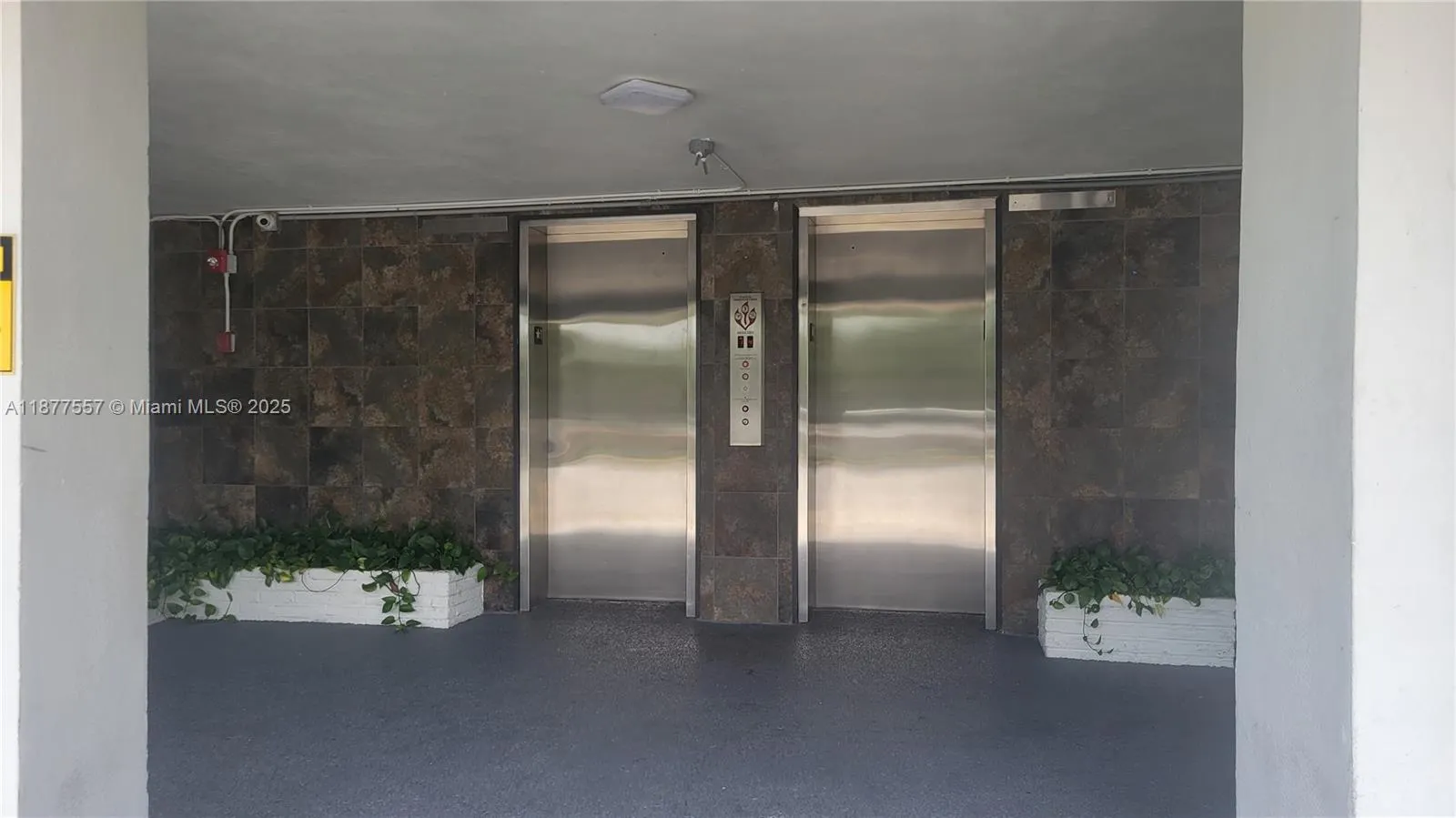 950 Hillcrest Dr, #302